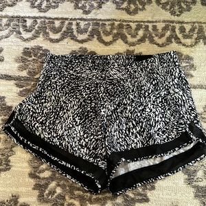 Athleta Mesh Racer Run Short, Size M